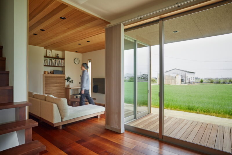 緑豊かな景色に囲まれた家の外観