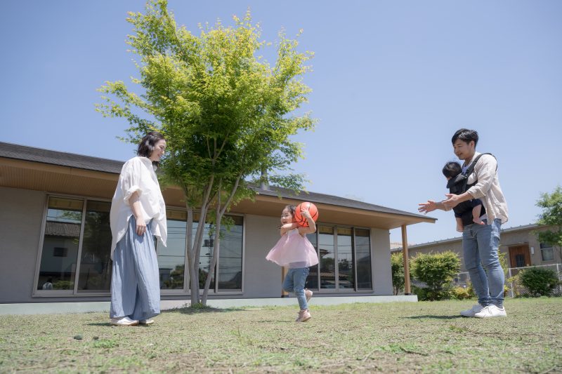 平屋に4人家族で住むなら何坪必要？間取りの事例や価格相場もご紹介