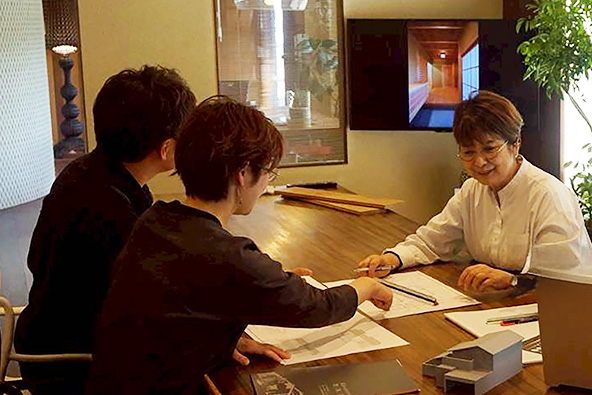 設計工房枻の事務所でお客様と打ち合わせをする様子を写した写真